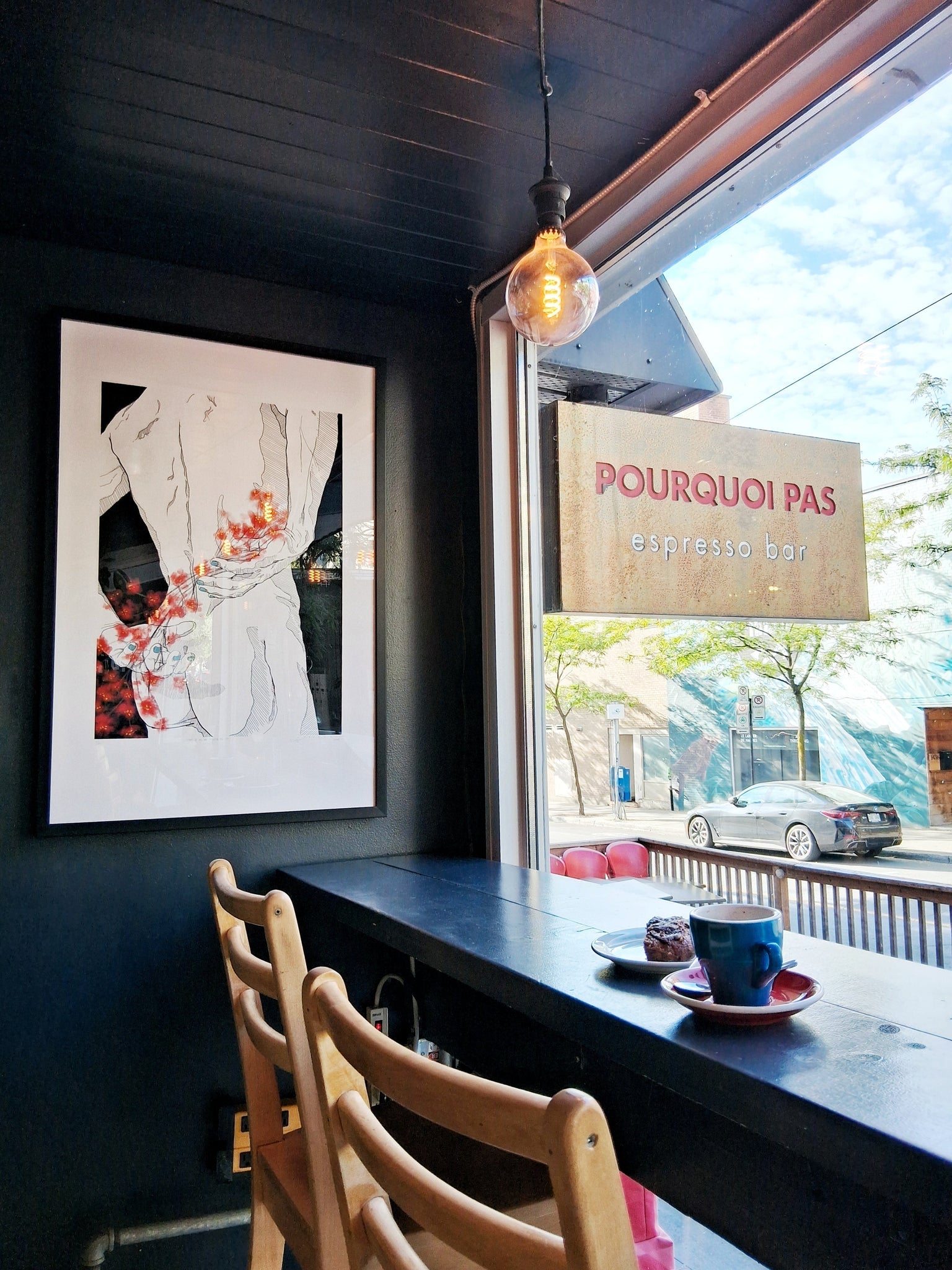 LA LÍNEA EL CUERPO x POURQUOI PAS ESPRESSO BAR – EXPOSITION DANS UN CLASSIQUE DU VILLAGE DE MONTRÉAL